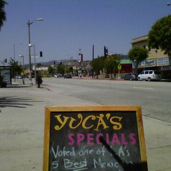 4/29/2012에 Andrew V.님이 Yuca&#39;s On Hollywood에서 찍은 사진