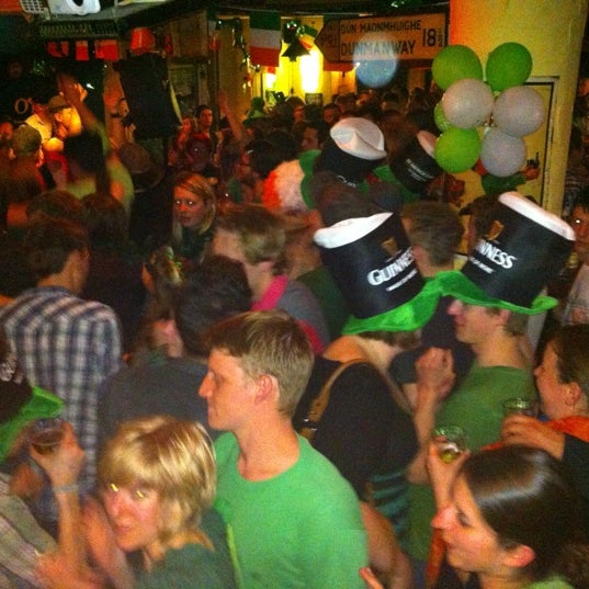 รูปภาพถ่ายที่ O&#39;Kellys Irish Pub โดย Ciärän J. เมื่อ 3/18/2012