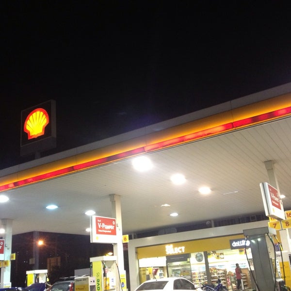 Das Foto wurde bei Shell Station von Yeh 😍⚽🏀🍻🍔🍱🍣😍 am 2/9/2014 aufgenommen