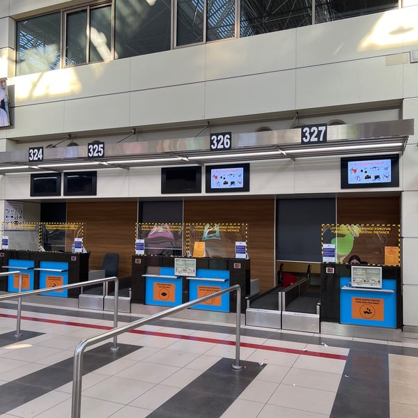 Turkish airlines in airport. Pegasus check in. Киоски самостоятельной регистрации в аэропорту. Стойка регистрации вип в аэропорту. The airline counter.