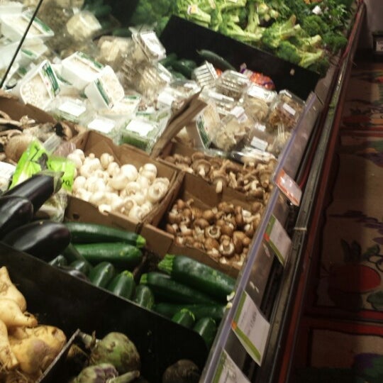 รูปภาพถ่ายที่ The Big Carrot Natural Food Market โดย Brian A. เมื่อ 5/10/2014