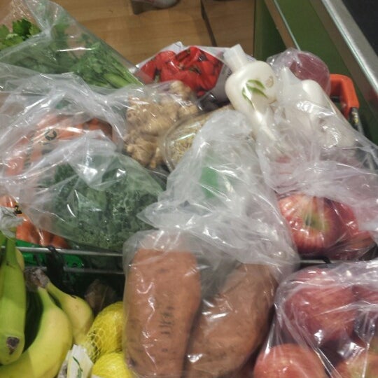 รูปภาพถ่ายที่ The Big Carrot Natural Food Market โดย Brian A. เมื่อ 6/21/2014
