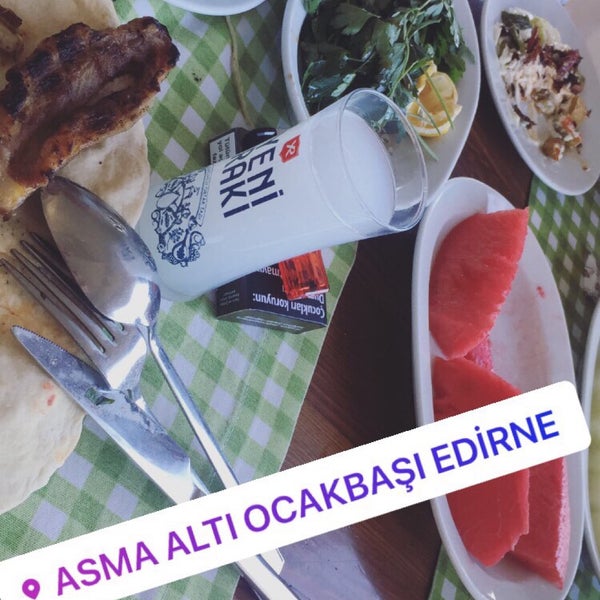 Das Foto wurde bei Asma Altı Ocakbaşı Restaurant von Eyüp Çelik am 7/23/2020 aufgenommen