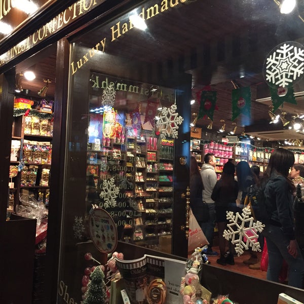 12/13/2014 tarihinde Food C.ziyaretçi tarafından Mr Simms Olde Sweet Shoppe'de çekilen fotoğraf