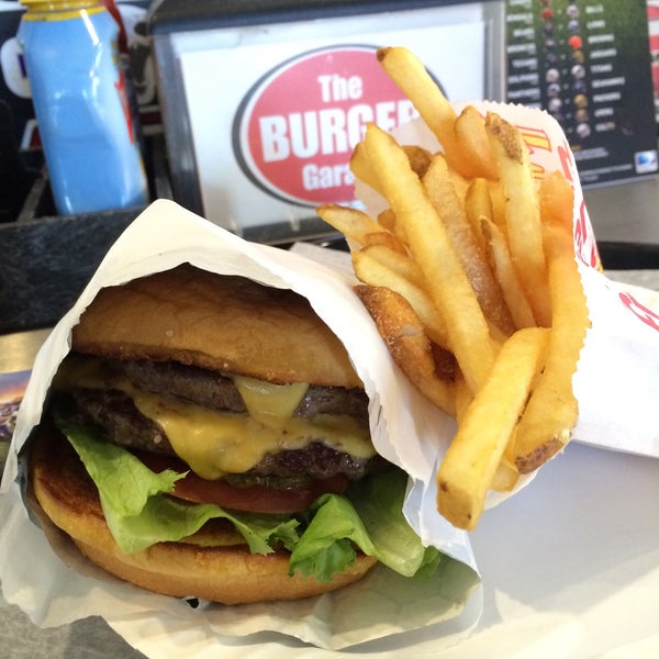 Foto tirada no(a) The Burger Garage por Jason W. em 10/17/2015