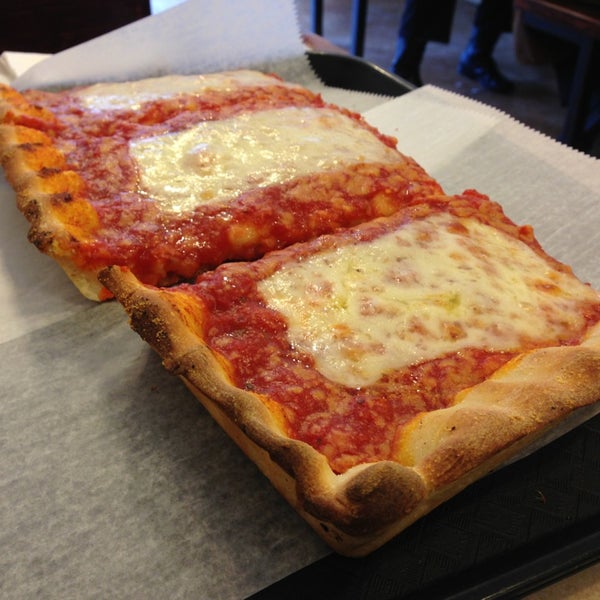 Foto diambil di Rizzo&#39;s Fine Pizza oleh Jason W. pada 1/15/2014