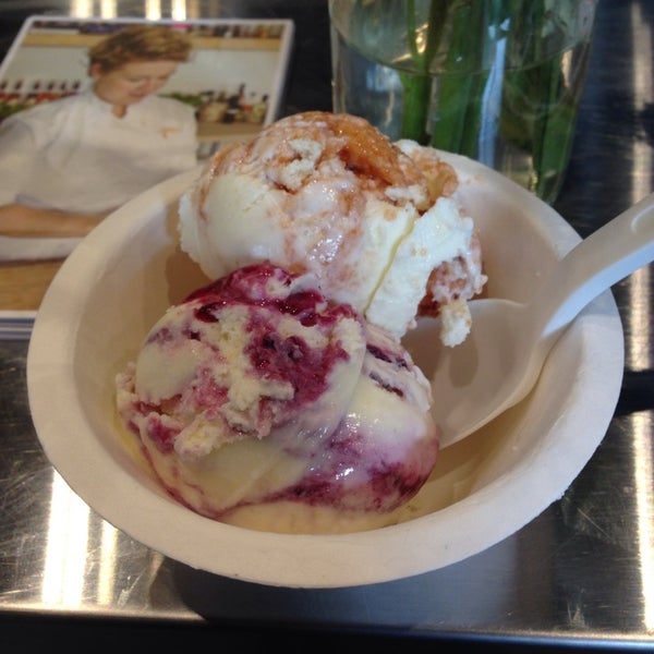 10/10/2014 tarihinde Jason W.ziyaretçi tarafından Jeni&#39;s Splendid Ice Creams'de çekilen fotoğraf