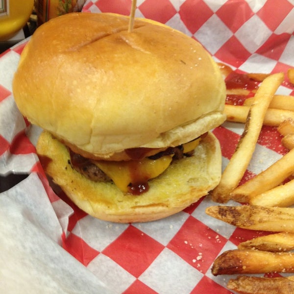 Foto scattata a Knucklehead Burgers da @resseinthecity il 1/25/2013