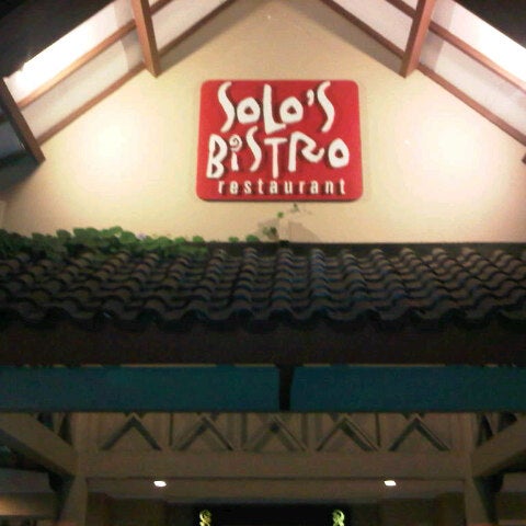 Foto tomada en Solo&#39;s Bistro Restaurant  por Ferryawan P. el 8/28/2013