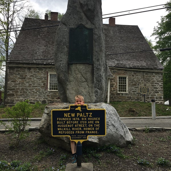 Foto diambil di Historic Huguenot Street oleh Stephanie pada 4/29/2017