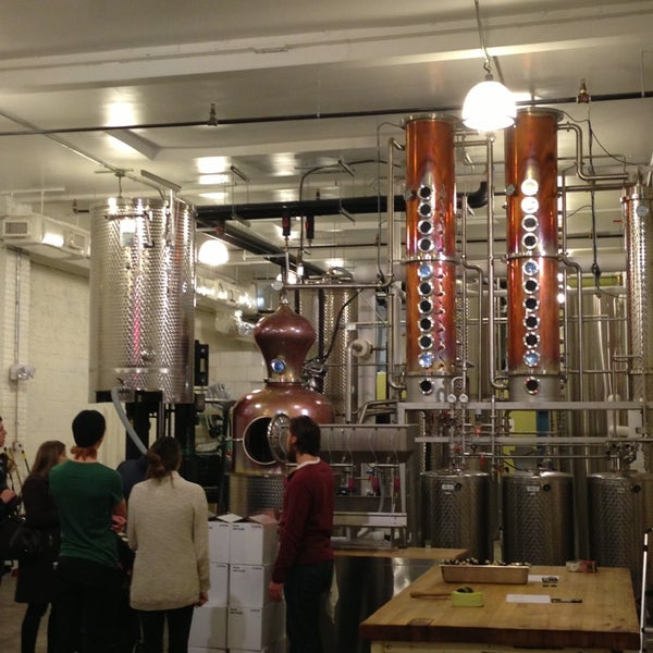 2/16/2013 tarihinde Josie K.ziyaretçi tarafından New Columbia Distillers'de çekilen fotoğraf