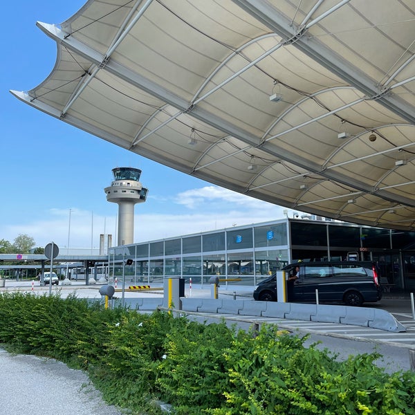 Foto scattata a Salzburg Airport W. A. Mozart (SZG) da R il 8/13/2021