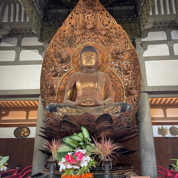Foto diambil di Byodo-In Temple oleh Desiree W. pada 10/14/2022