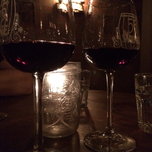 Foto scattata a 55° Wine Bar da isabella il 11/15/2013