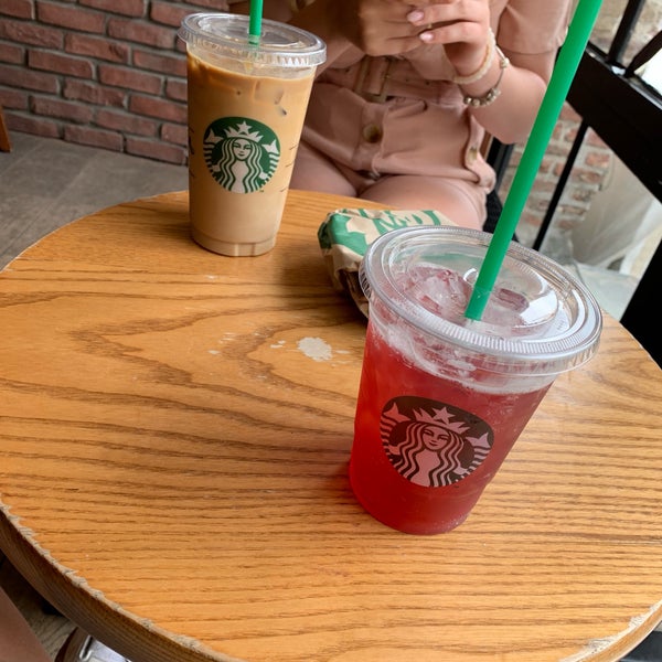 Снимок сделан в Starbucks пользователем Jana G. 7/18/2019