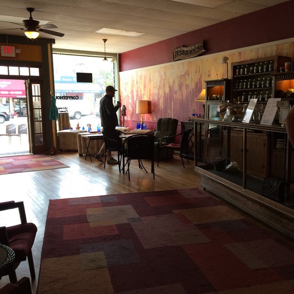 Foto tirada no(a) Redolencia Coffee House por Kathy F. em 6/27/2015