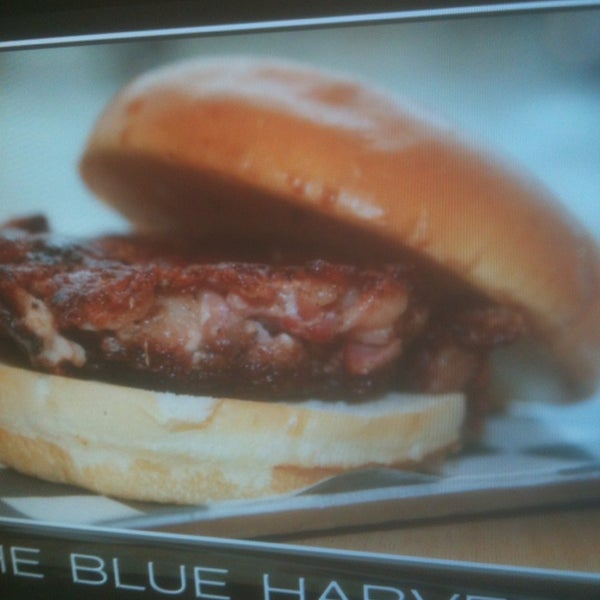 รูปภาพถ่ายที่ The Burger Point โดย Kirk A. เมื่อ 3/20/2013