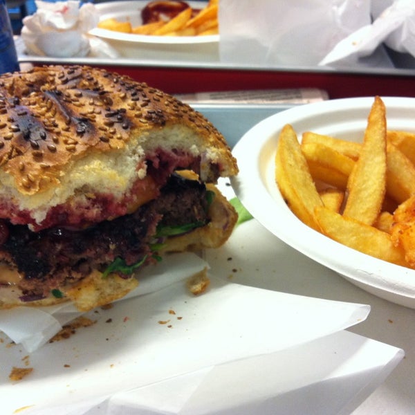 Foto tirada no(a) Burger Factory por S Y. em 1/17/2014