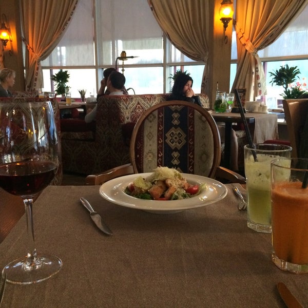 Вкусная еда,обслуживание официантов очень хорошее,в то время как администратор не вполне владеет ситуацией в ресторане.