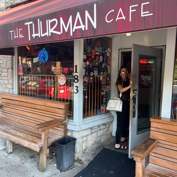 Foto diambil di The Thurman Cafe oleh Jonathan W. pada 8/1/2022