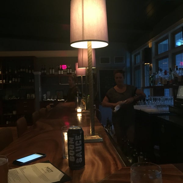 Foto tirada no(a) Mezze Bistro And Bar por Jessie S. em 10/2/2016