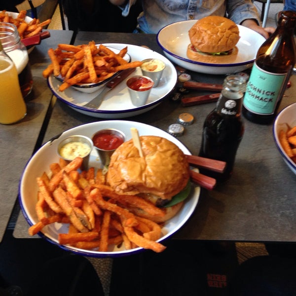 Foto diambil di Otto&#39;s Burger oleh Hjortur S. pada 4/23/2015