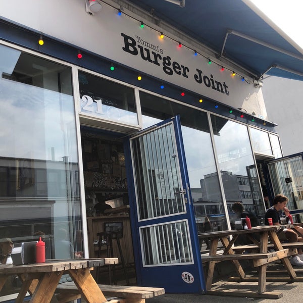 Foto diambil di Tommi&#39;s Burger Joint oleh Hjortur S. pada 8/29/2019