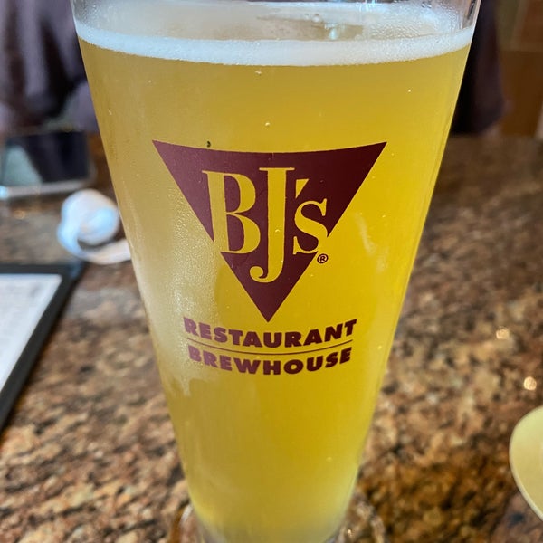 Photo taken at BJ&#39;s Restaurant &amp; Brewhouse by Chuck F. on 8/21/2021