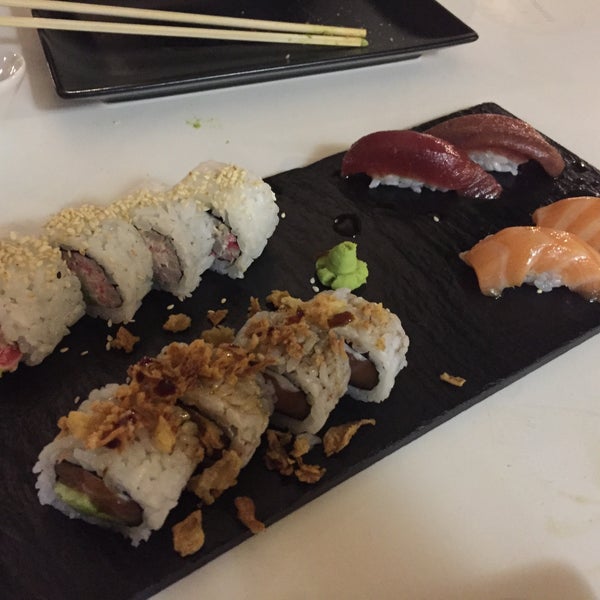 Mucha variedad de sushi y muy bien hecho. Las recomendaciones de la carta, buenísimas. Los camareros demasiado encima quizás. No muy caro.