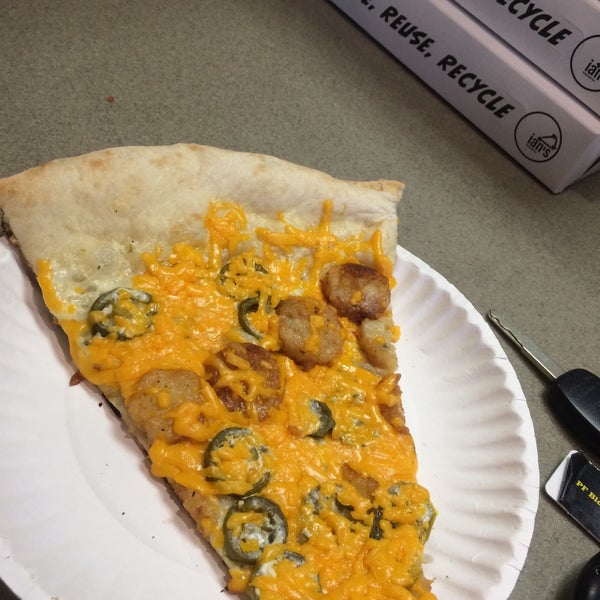 รูปภาพถ่ายที่ Ian&#39;s Pizza โดย Kayla B. เมื่อ 5/24/2015