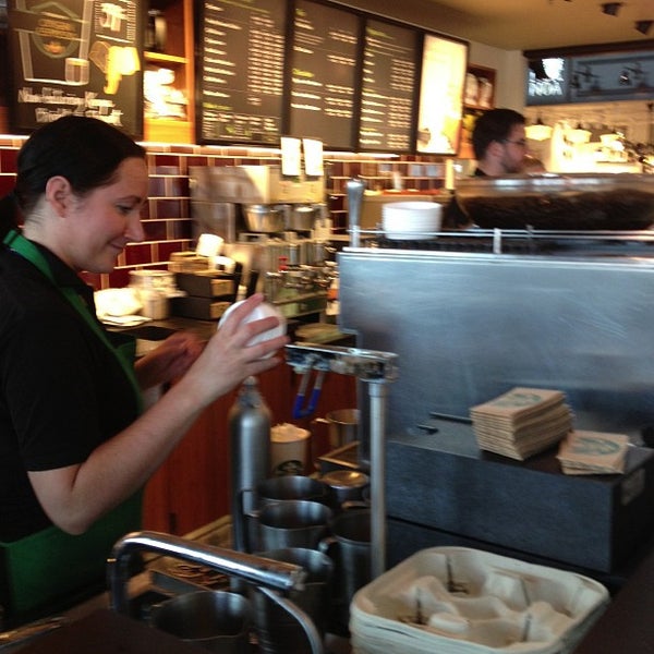 รูปภาพถ่ายที่ Starbucks โดย Anton K. เมื่อ 6/7/2013
