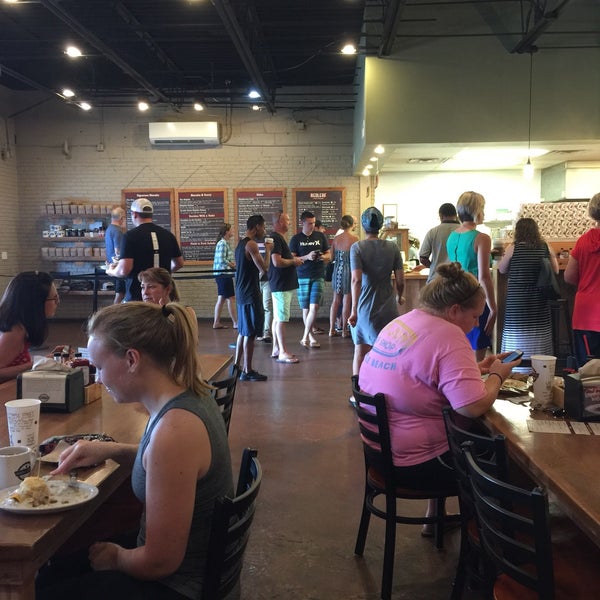 Das Foto wurde bei Maple Street Biscuit Company von julie g. am 7/29/2017 aufgenommen