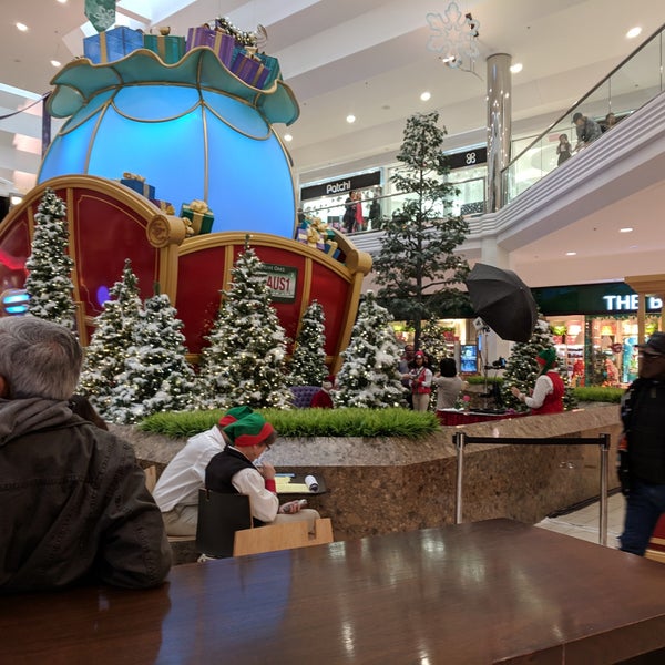 Foto tirada no(a) Twelve Oaks Mall por John G. em 12/22/2018