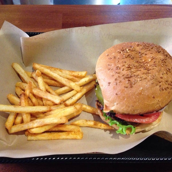 Foto diambil di Fess Burger oleh Ahmet Z. P. pada 4/29/2014