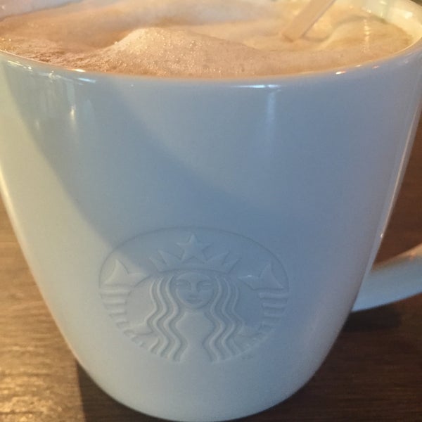 Foto diambil di Starbucks oleh Dennis W. pada 1/2/2015