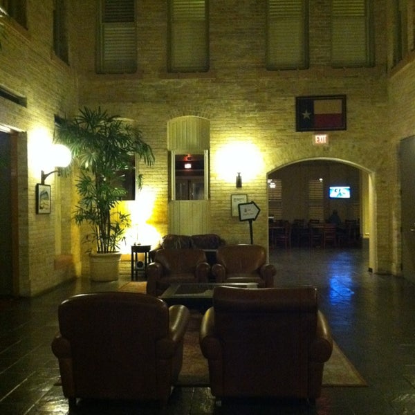 Foto tirada no(a) The Historic Crockett Hotel por Susan B. em 2/2/2013