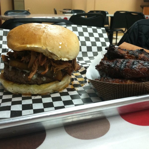 Foto tirada no(a) Official BBQ &amp; Burgers por Andrew S. em 3/2/2013