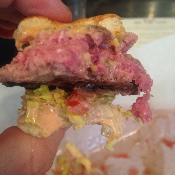 Foto tirada no(a) BFB (Best F***ing Burgers) por @jessieGibson em 2/15/2014