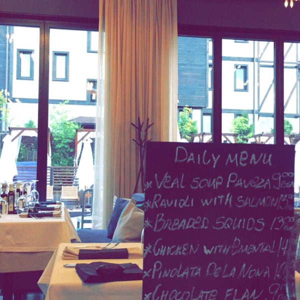 Foto scattata a Leonardo - Italian Restaurant in Bansko da S il 8/22/2015