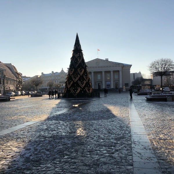 12/28/2021 tarihinde Kate Y.ziyaretçi tarafından Rotušės aikštė  | Town Hall Square'de çekilen fotoğraf