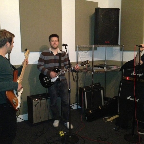 Das Foto wurde bei Rivington Music Rehearsal Studios von Dan S. am 3/21/2013 aufgenommen