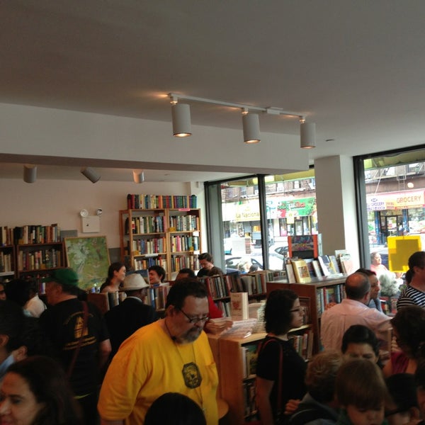 Photo prise au Word Up: Community Bookshop/Libreria par Brian L. le7/26/2013