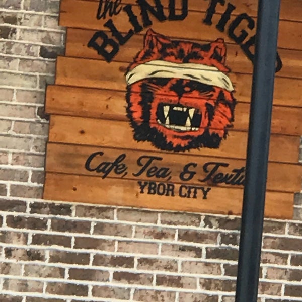 Foto scattata a The Blind Tiger Cafe - Ybor City da Osaurus il 6/17/2017