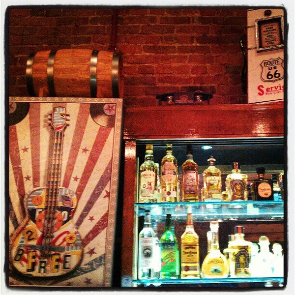 Foto diambil di Merle&#39;s Whiskey Kitchen oleh Brittney H. pada 12/8/2012
