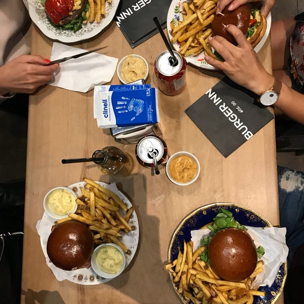 Das Foto wurde bei Burger Inn von Ondrej F. am 6/24/2018 aufgenommen