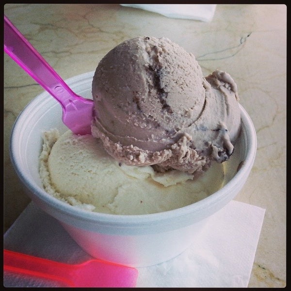 3/8/2014 tarihinde alice c.ziyaretçi tarafından Mateo&#39;s Ice Cream &amp; Fruit Bars'de çekilen fotoğraf
