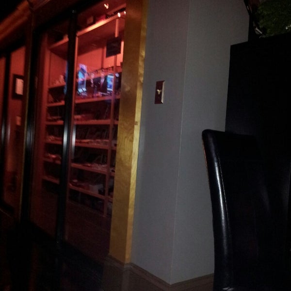 Foto scattata a The Leaf Cigar Lounge da Karmen il 2/23/2014