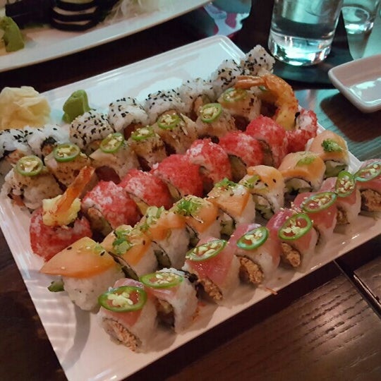 Foto scattata a Blue Sushi Sake Grill da Cory S. il 4/9/2016