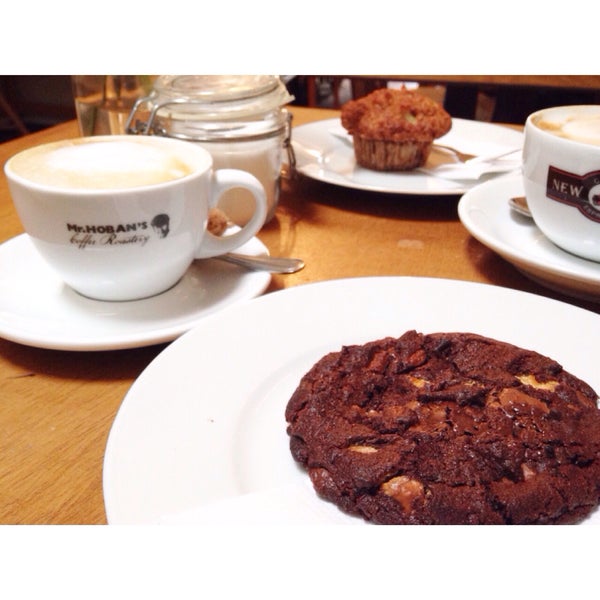 Leckere Muffins, Kekse und Kuchen. Guter Kaffee, lieber Service und tolle Location - wie daheim in Omas guter Stube. ❤️