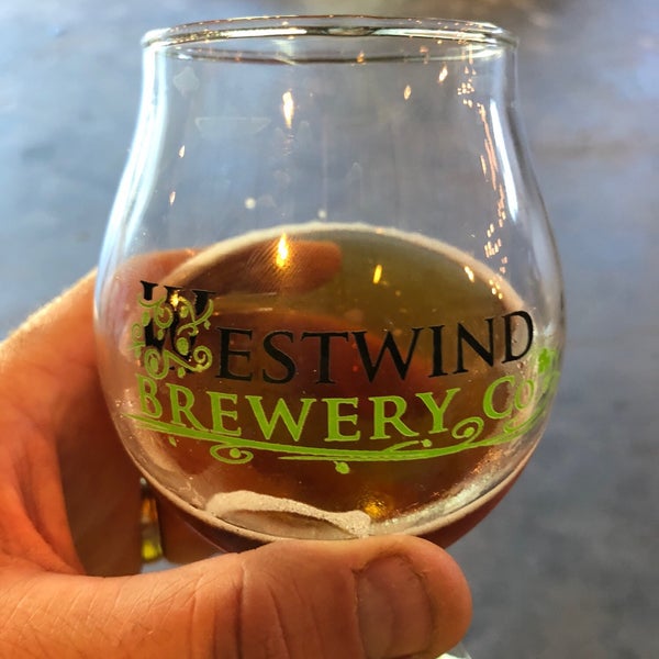Foto tomada en Westwind Brewery Co.  por Aaron W. el 6/30/2018